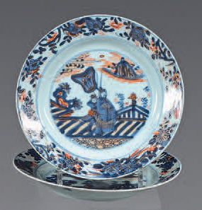 null Deux assiettes en porcelaine de Chine. Kangxi (1662-1722). À décor Imari, au...
