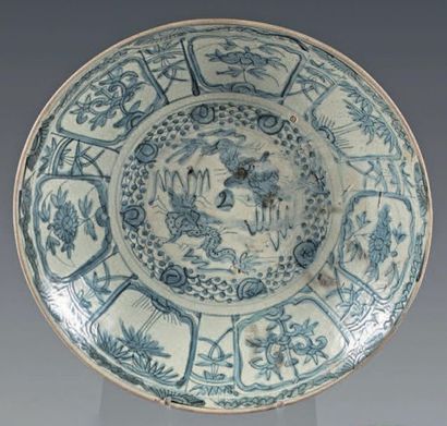 null Plat en grès émaillé chinois (Swatow). XVIIe siècle. À décor bleublanc, au centre...