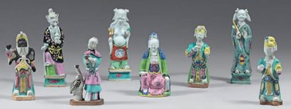 null Huit statuettes en porcelaine de Chine. Jiaging. À décor des émaux de la Famille...