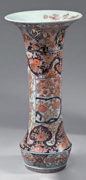 null Grand vase cornet en porcelaine du Japon. Fin du
XVIIe siècle. À décor Imari...