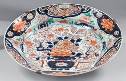 null Grand plat en porcelaine du Japon (Arita). XVIIe siècle, vers 1680. À décor...