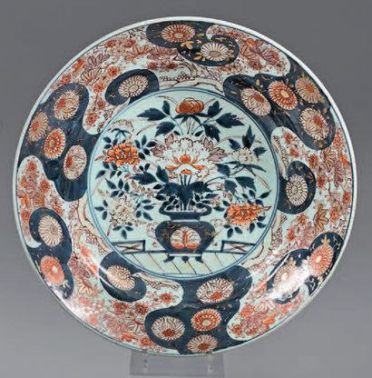 null Large Japanese porcelain dish (Arita). 17th century, circa 1680. Imari decoration...