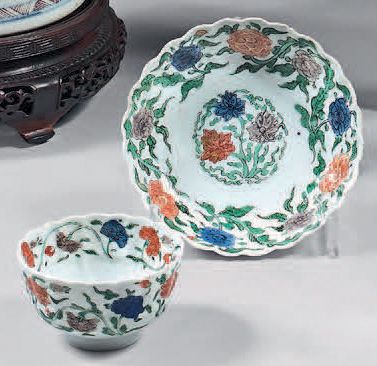 null Bol à thé et sa sous-tasse en porcelaine de Chine.
Kangxi (1662-1722). De forme...