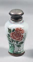 null Vase miniature en porcelaine de Chine, à montures en argent. La porcelaine Kangxi...