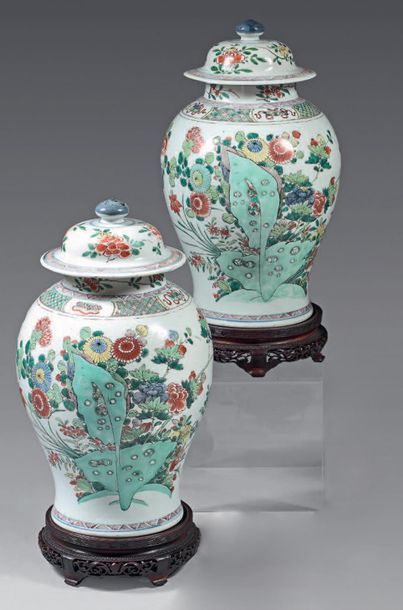 null Paire de vases et leurs couvercles en porcelaine de
Chine. Kangxi (1662-1722),...