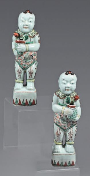 null Pair of Chinese porcelain Ho-Ho. Kangxi (1662-1722). Represented standing on...