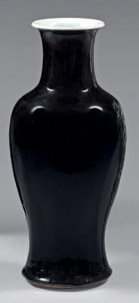 null Vase en porcelaine de Chine. XIXe siècle. De forme balustre à décor monochrome...