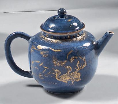 null Théière et son couvercle en porcelaine de Chine. XVIIIe siècle. De forme globulaire,...