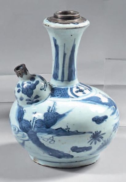 null Kendi en porcelaine de Chine, à montures en argent. La porcelaine Wanli (1573-1619),...
