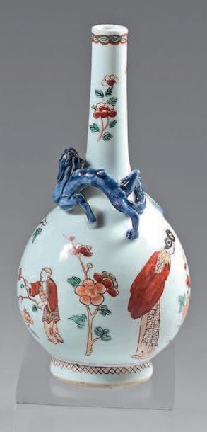 null Petit vase en porcelaine de Chine. La porcelaine Kangxi-
Yongzheng, XVIIIe siècle,...