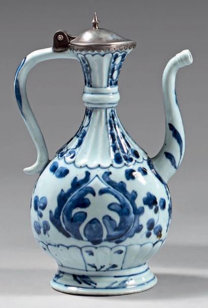 null Chinese porcelain ewer with silver frames. Kangxi porcelain (1662-1722), silver...