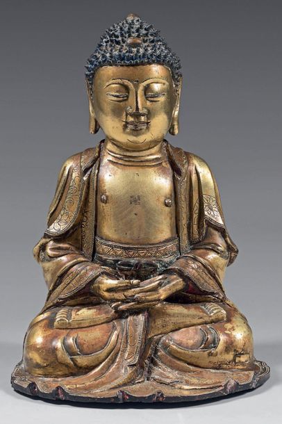 CHINE, époque MING (1368-1644). 
Bouddha en bronze doré assis en padmasana les mains...
