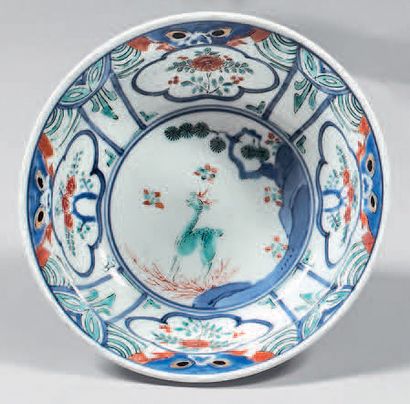 null Petit bol en porcelaine du Japon. Première moitié du
XVIIIe siècle. Le bord...