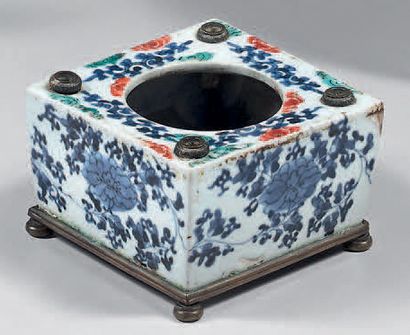 null Encrier en porcelaine du Japon. La porcelaine début du XVIIIe siècle, les montures...