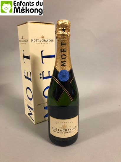 null 1 bouteille Moët & Chandon, Réserve Impériale, Champagne caps très légèrement...