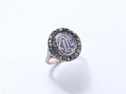 null Ring in 585 gold and 800 silver, decorated with a gold interlaced monogram on...