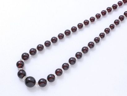 Necklace made of a fall of garnet beads of...