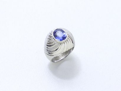 null Ring dome in white gold 750 thousandths, adorned with a facetted oval sapphire...