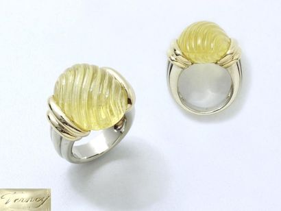 null VERNEY. 2 golds 750 thousandths ring, the gadrooned setting holding a yellow...