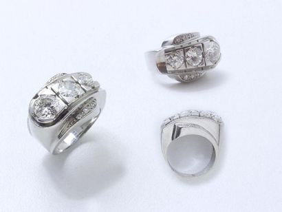 null Platinum signet ring in platinum 850 thousandths, set with 3 half-cut and brilliant-cut...