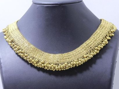 null Articulated necklace in 585 thousandths gold composed of chevron links bordered...