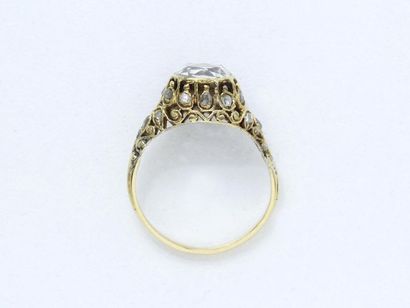null Ring in 750 thousandths gold, adorned with a rose crowned in a closed setting....