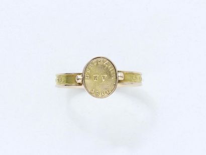 null Gold ring 375 thousandths, with a swivelling bezel showing on one side a profile...