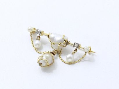 null Delicate pin brooch in 750 thousandths gold decorated with baroque fine pearls...