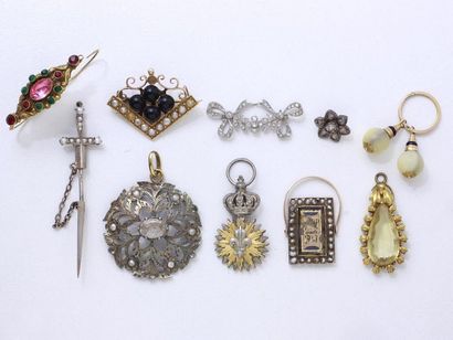 null Lot in gold 750 and silver 800 thousandths, composed of a pendant, 2 brooches,...