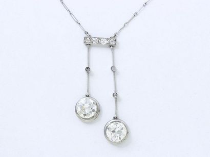 null Neglected necklace in platinum 850 thousandths, adorned with a diamond clasp...