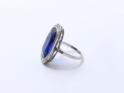 null Bague en platine 850 millièmes, ornée d'une importante pierre bleue imitant...