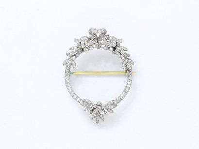 Delicate pendant brooch in platinum 850 thousandths,...