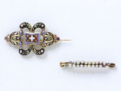 null Gold lot 750 thousandths, consisting of a brooch with foliated decoration in...