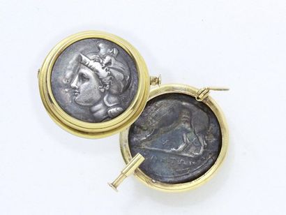 null Round brooch in 750 thousandths gold, holding a coin minted after the antique...