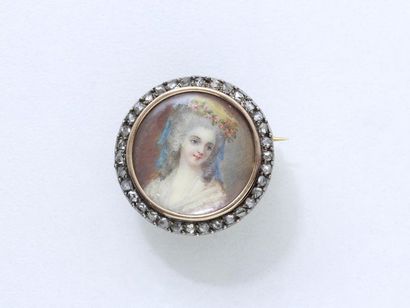 null Delicate round brooch in gold 750 and silver 800 thousandths surrounded by crowned...