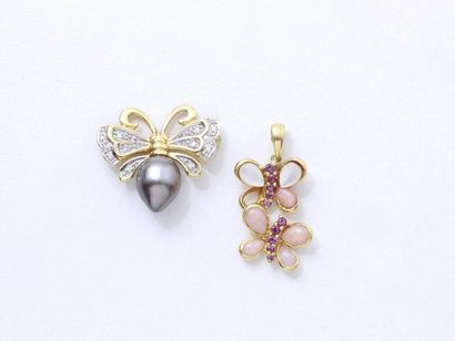 null A 750 thousandths gold lot, consisting of a brooch and a butterfly pendant,...