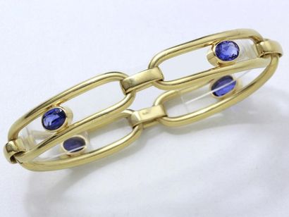 null Articulated bracelet in 750 thousandths gold, composed of 4 curved oval links...