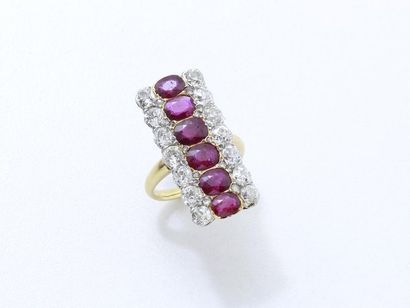 null Bague marquise en or 750 et platine 800 millièmes, ornée d'une ligne de 6 rubis...