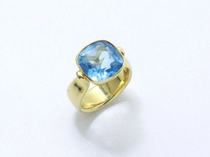 null Gold ring 750 thousandths gadrooned, decorated with a blue topaz square cushion...