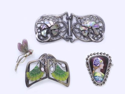 null Silver lot 800 thousandths, composed of 2 belt buckles, a brooch decorated with...