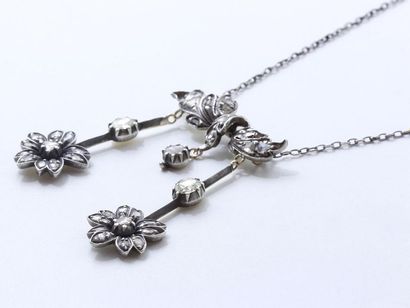 null Collier négligé en argent 800 millièmes finement doublé or, retenant 2 fleurs...