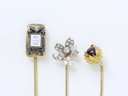  Gold 750 thousandths lot composed of 2 tie pins, stylizing a flower punctuated with...