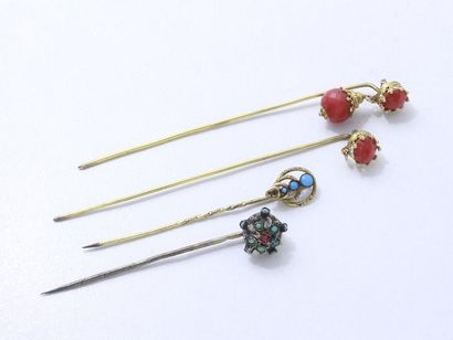 null Set of 2 hat pins with filigree decoration and grainetis enhanced with cabochons...