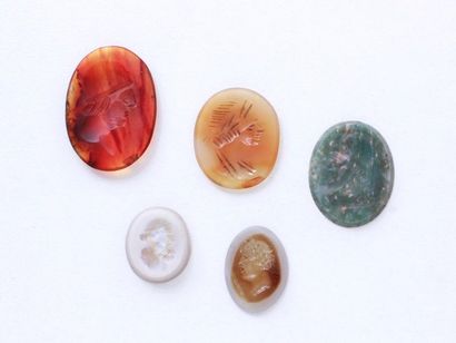 null Lot de 5 intailles sur agate, cornaline et jaspe ornées de portraits d'hommes...