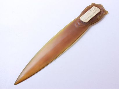 null Important letter opener in blond horn stylizing a bat, decorated with a carved...