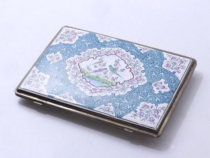 null Etui à cigarettes rectangulaire en argent 800 millièmes, à décor émaillé polychrome...