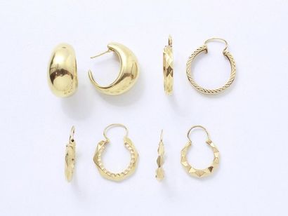 null Gold lot 750 thousandths composed of 4 pairs of earrings. French work. Weight:...