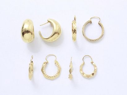 null Lot en or 750 millièmes composé de 4 paires de boucles d'oreilles. Travail français....