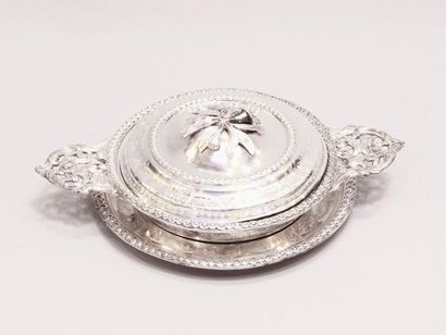 Bowl, its lid and its silver display. By...