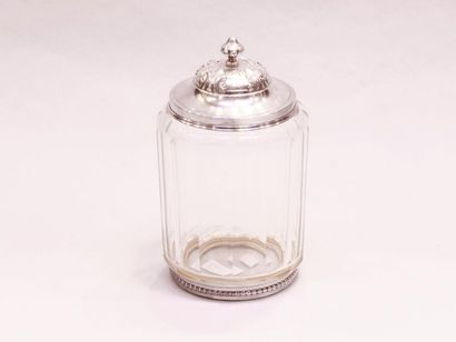 null Boîte à gâteau en argent et verre. France, XXème siècle. Le corps en verre taillé,...